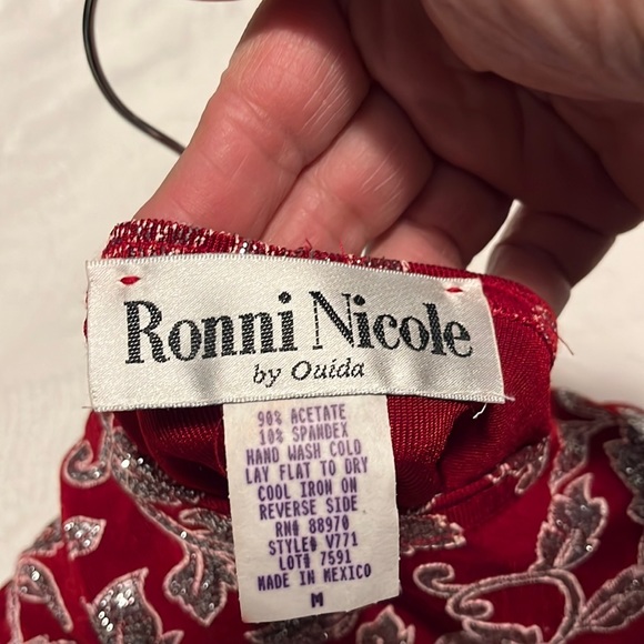 Beautiful Ronni Nicole sleeveless red and silver top size medium - Picture 5 of 5